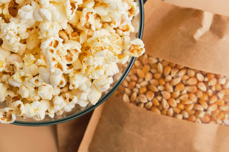 Popcorn w garnku i ziarna kukurydzy w torebce
