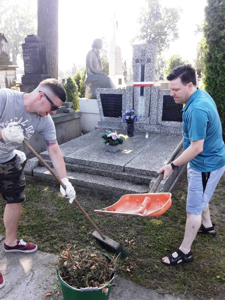 Akcja porządkowania żołnierskich grobów na cmentarzu katedralnym w Łowiczu [Zdjęcia]