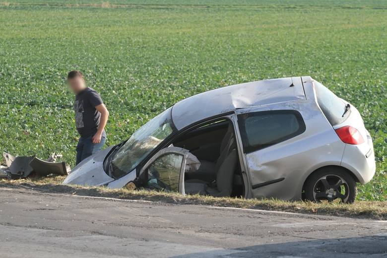 Wypadek pod Wrocławiem. Renault wpadło do rowu [ZDJĘCIA