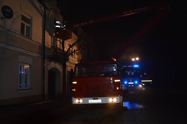 Pożar w Łowiczu. Paliło się poddasze kamienicy w centrum miasta [Aktualizacja]