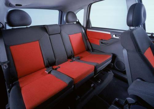Fot. Opel: Wnętrze Merivy jest dość przestronne, a tylne siedzenia dają się przesuwać i modyfikować na kilka sposobów.