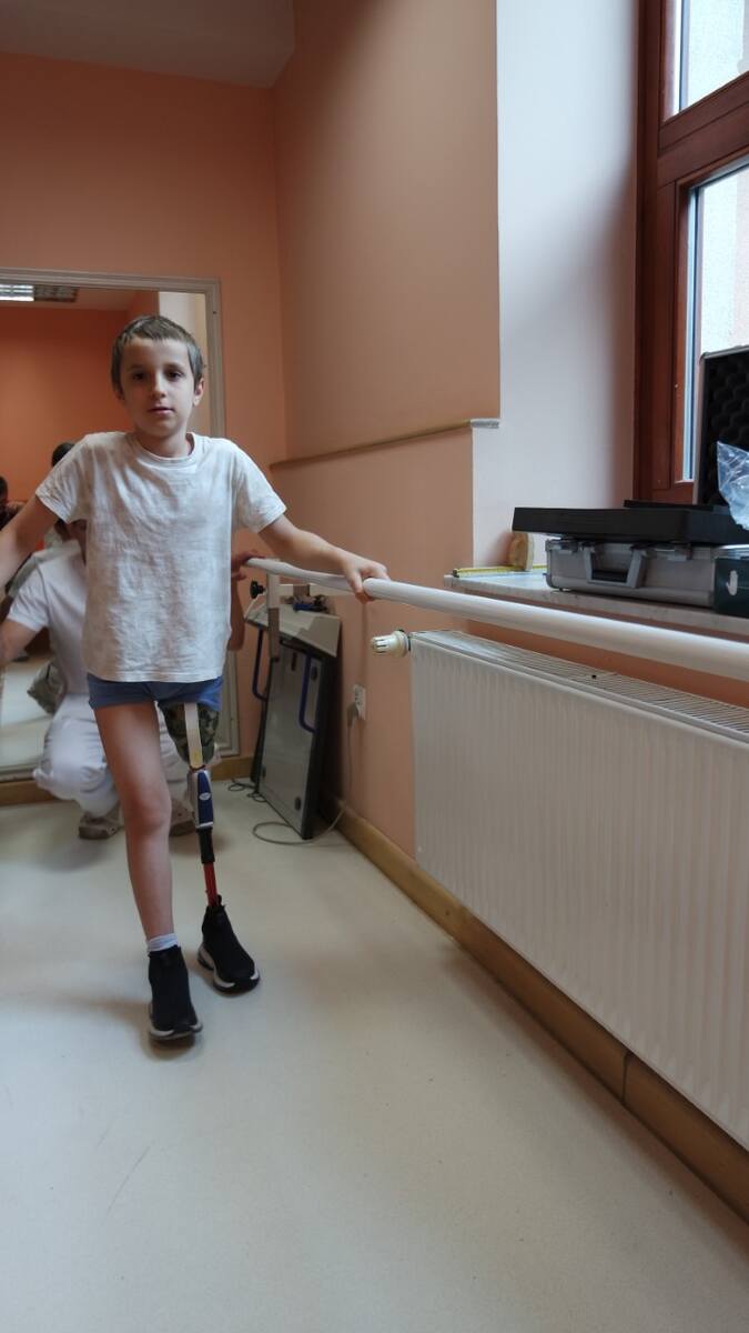 Kiryl Basov od 3 lat walczy z nowotworem. Dzięki pomocy m.in. RZO chłopiec może stanąć na dwie nogi