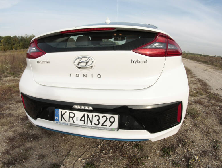 Hyundai IoniqIoniq to pierwszy na świecie samochód z trzema różnymi typami napędu – hybrydowym (spalinowo-elektrycznym), w pełni elektrycznym oraz hybrydowym