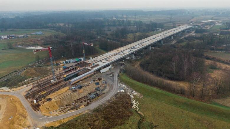 Z trzech przepraw w ciągu obwodnicy Oświęcimia gotowa jest już konstrukcja mostu nad Wisłą na granicy Małopolski i Śląska