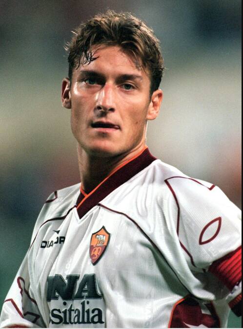 Francesco Totti w sezonie 1997/98 dopiero co wywalczyl sobie miejsce w podstawowym składzie AS Romy i został jej kapitanem