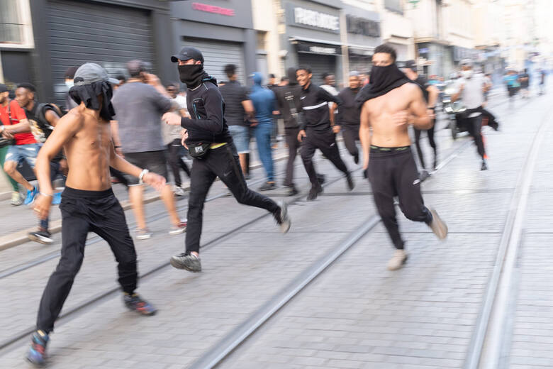 Mężczyźni podczas zamieszek w Marsylii