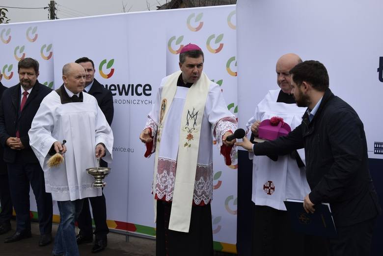 Ulica Kozietulskiego otwarta w Skierniewicach. Władze przecięły wstęgę, biskup poświęcił [ZDJĘCIA, FILM]