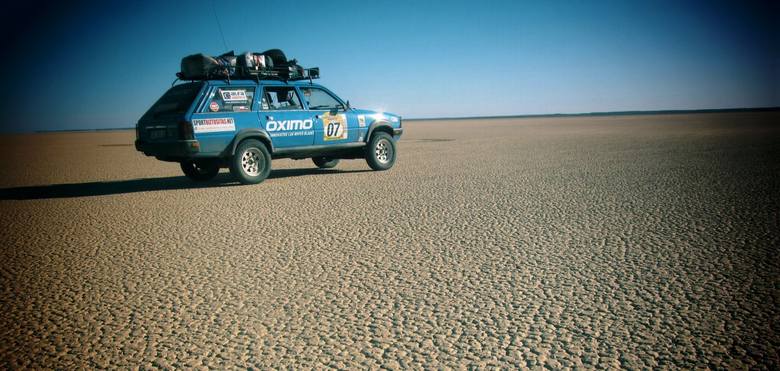 Pustynia to nie zawsze piasek. Peugeot 505 Dangel Jędrzeja Łukowicza na dnie wyschniętego jeziora na południu Maroka