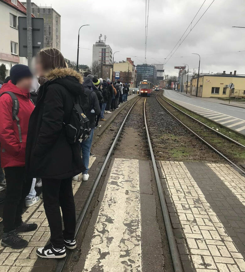 Tłum na przystanku tramwajowym Jagiellońska/Łużycka