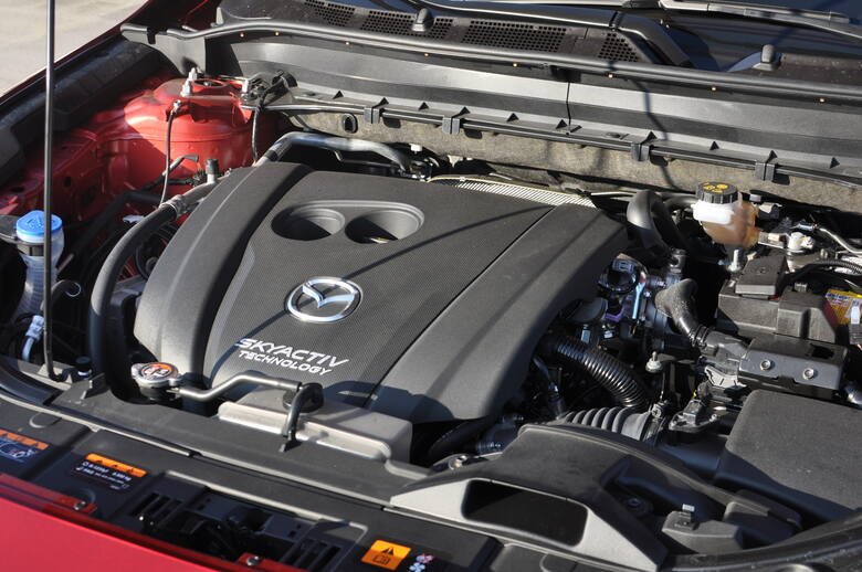 Mazda nie boi się iść pod prąd. Zamiast obniżania pojemności skokowej silników i dodawania kolejnych turbosprężarek, trzyma się swojej filozofii i proponuje