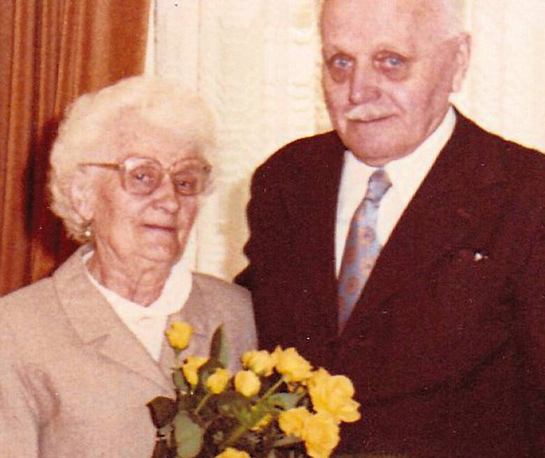 20 października 1938. Irena w wytwornej białej sukni, Walter w szykownym smokingu i modnym cylindrze. Ślub po raz pierwszy.