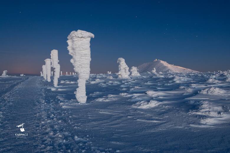 Warunki w górach są trudne. Kto się wybierze na wycieczkę, będzie podziwiać niesamowite śniegowe rzeźby