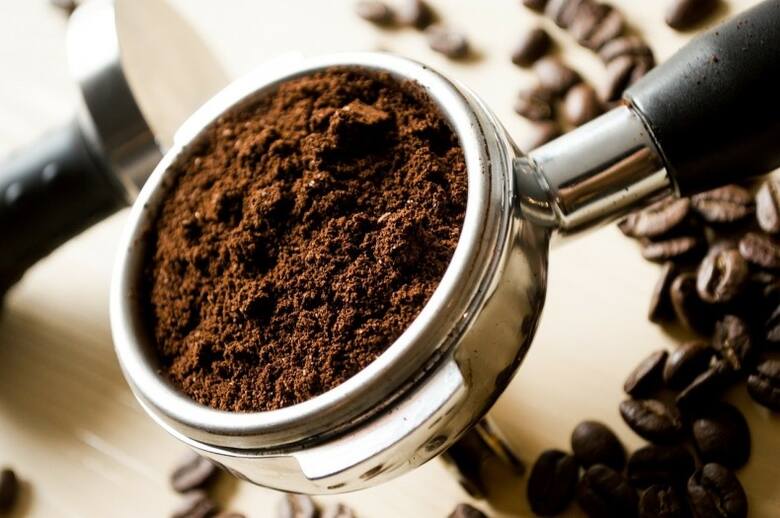 Kawa to świetny nawóz dla roślin. Wystarczy wsypać go na spód doniczki podczas przesadzania kwiatków lub po prostu rozsypać pod roślinami ogrodowymi