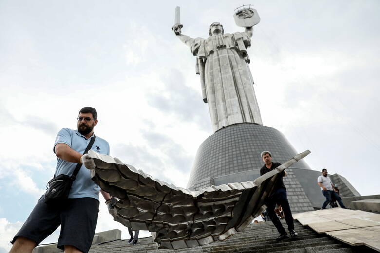 Trwa demontaż herbu ZSRR z pomnika Matki Ojczyzny w Kijowie.