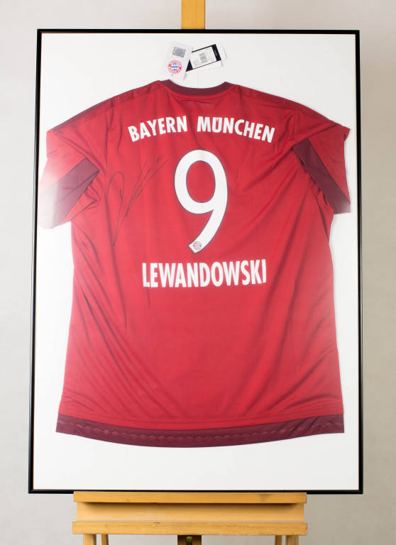 Podpisana przez kapitana reprezentacji Polski koszulka Bayernu Monachium.<br /> <br /> Obecna cena: 5 050 zł<strong><br /> <a href=