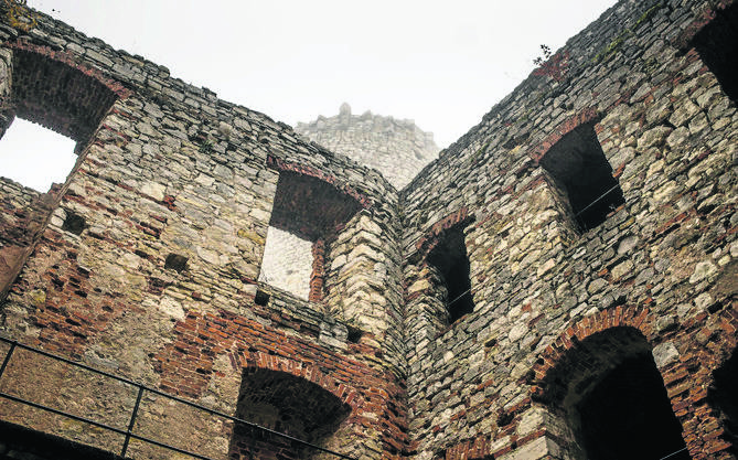 Średniowieczne mury przetrwały wojny, najazdy i pożary. Każdego roku przybywają tutaj na swój zlot wiedźmy i czarownice