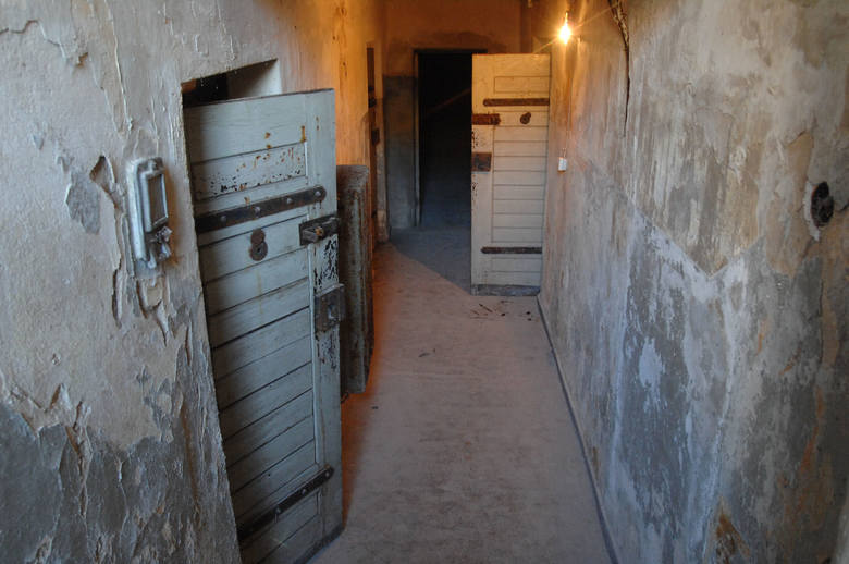 Starty korytarz prowadzący do celi śmierci w więzieniu w Nowogardzie