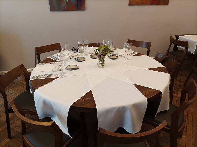 Stół w Ertlio Namas gotowy na przyjęcie gości