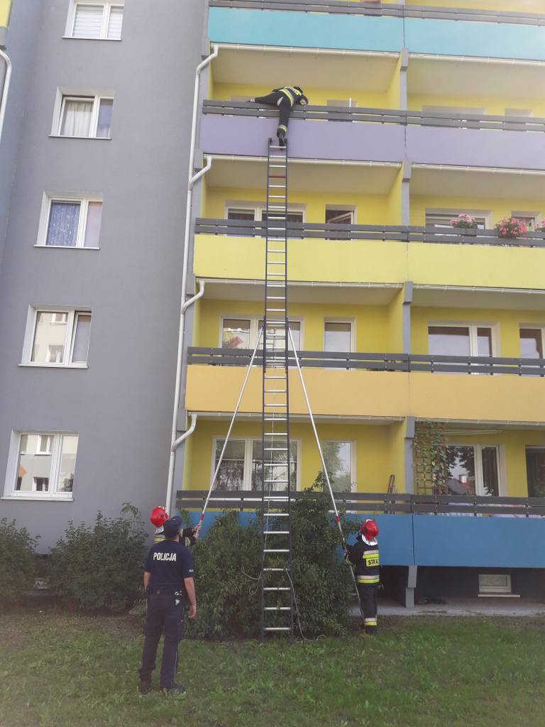 Interwencja straży pożarnej przy ul. Sucharskiego w Skierniewicach