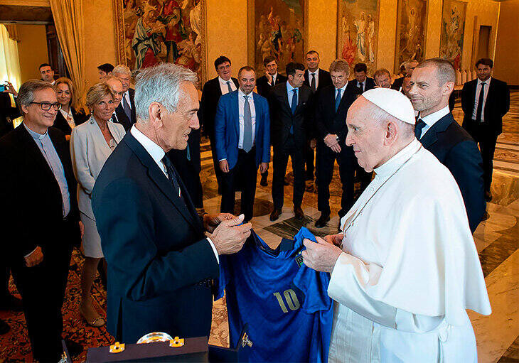 Papież Franciszek ma asystenta, który opowiada o meczach swojej ulubionej drużyny. Sam nie oglądał telewizji od 33 lat [ZDJĘCIA]