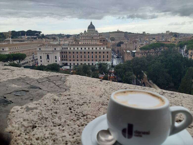 Kawa w Rzymie z widokiem na Watykan