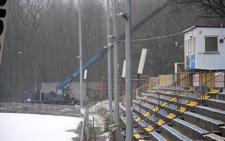 Na stadionie żużlowym w Grudziądzu pracuje obecnie ciężki sprzęt, m.in. dźwig