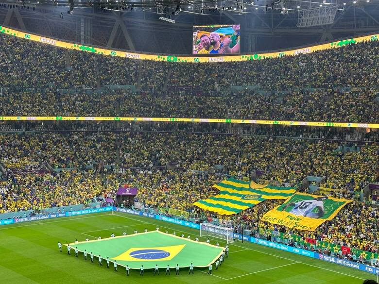 Brazylijscy kibice wywiesili na trrybunach stadionu podczas meczu z Kamerunem transparent: „Pele, wyzdrowiej wkrótce”