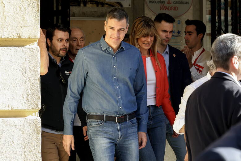 Premier Hiszpanii Pedro Sanchez i jego żona Begona Gomez głosowali w wyborach do PE w towarzystwie policyjnej obstawy.