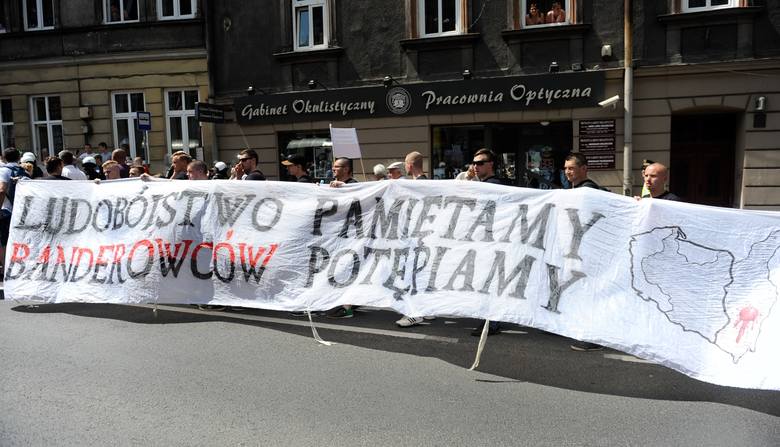 Przepychanki podczas marszu Ukraińców w Przemyślu [FOTO, WIDEO]