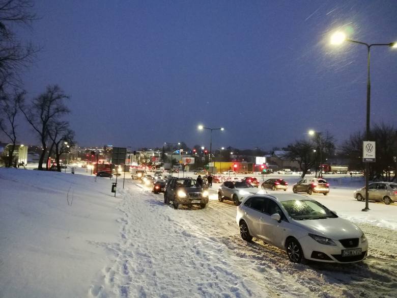 Atak zimy. Fatalna sytuacja na drogach w Bydgoszczy i regionie [zdjęcia]