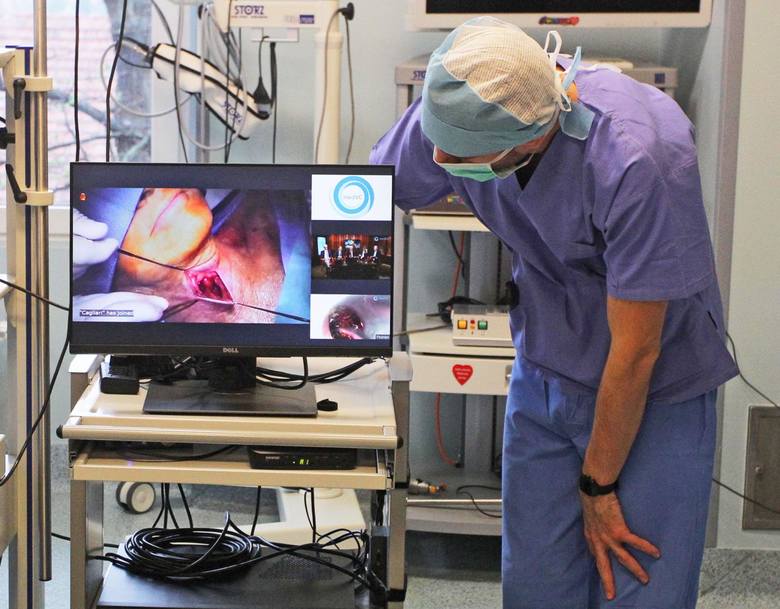 Poznańscy lekarze wykonują nowatorskie operacje przy użyciu nowoczesnego i innowacyjnego sprzętu medycznego