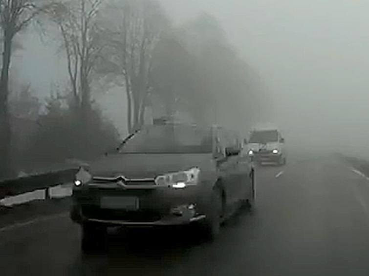 Kierowca Citroena C5 bezmyślnie wyprzedza we mgle