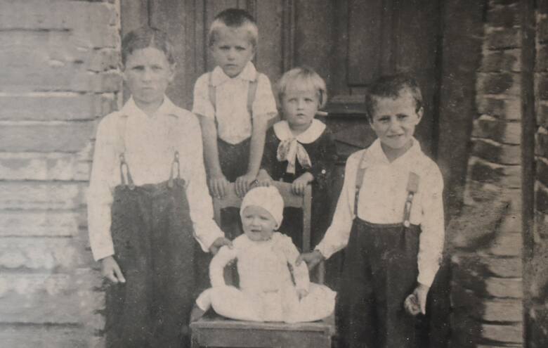 SierpieńPrzeciszów, ok. 1941 roku. Stoją od lewej: Antoni Polak, Eugeniusz Polak, Władysław Polak i Kazimierz Polak; na krześle siedzi: Adam Polak