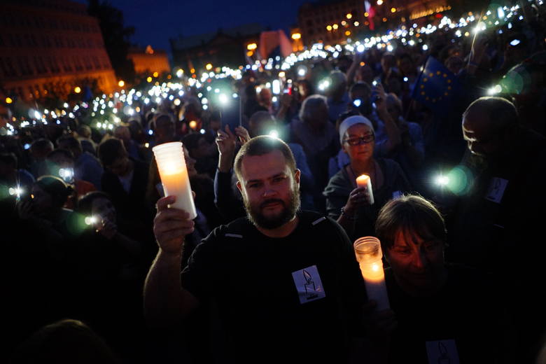 Łańcuch Światła: Tłumy manifestują na placu Wolności
