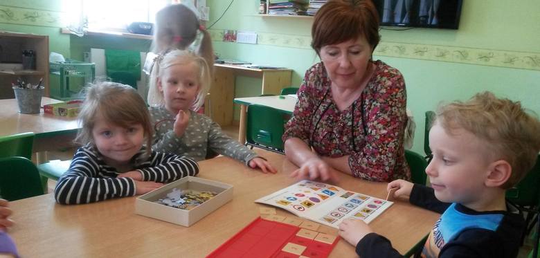 Jolanta Kowalik uczy grupę cztero- i pięciolatków w Publicznym Przedszkolu w Przylepie.