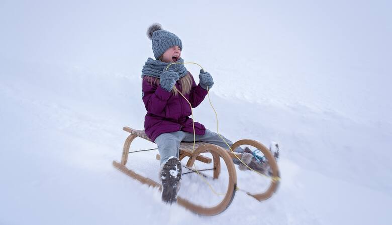 Sanki, jazda na łyżwach i nartach to ulubione aktywności w czasie zimy, które mogą być bardzo niebezpieczne.