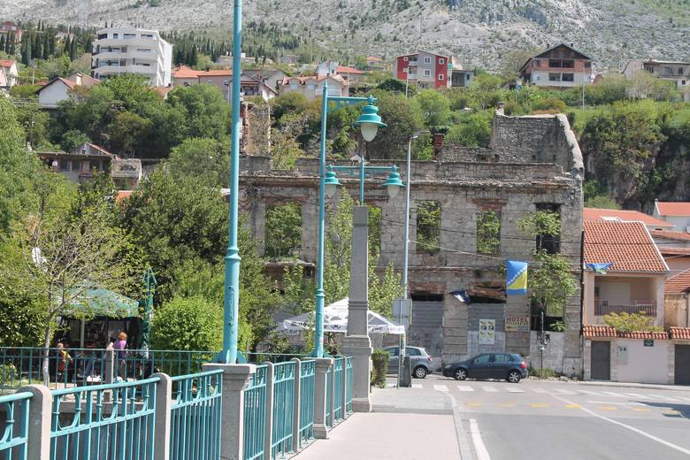W Mostarze ślady wojny wciąż są jednak bardzo widoczne.