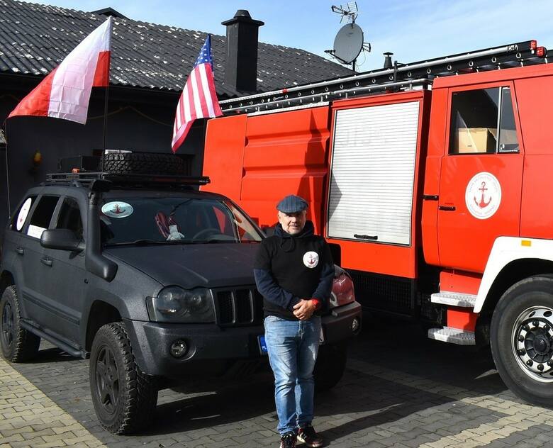 Jesienią w ramach kolejnej akcji zawiózł na Ukrainę wóz strażacki z pełnym wyposażeniem