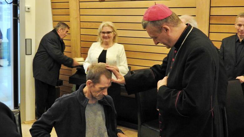 Biskup bielsko-żywiecki Roman Pindel odwiedził hospicjum w Oświęcimiu, gdzie odprawił mszę św. i spotkał się z pacjentami