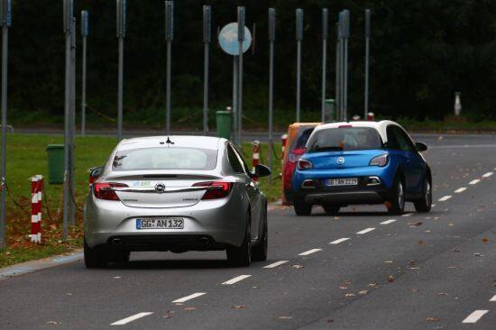 Demonstracyjna Insignia unika kolizji dzięki automatycznemu hamowaniu i kierowaniu / Fot. Opel