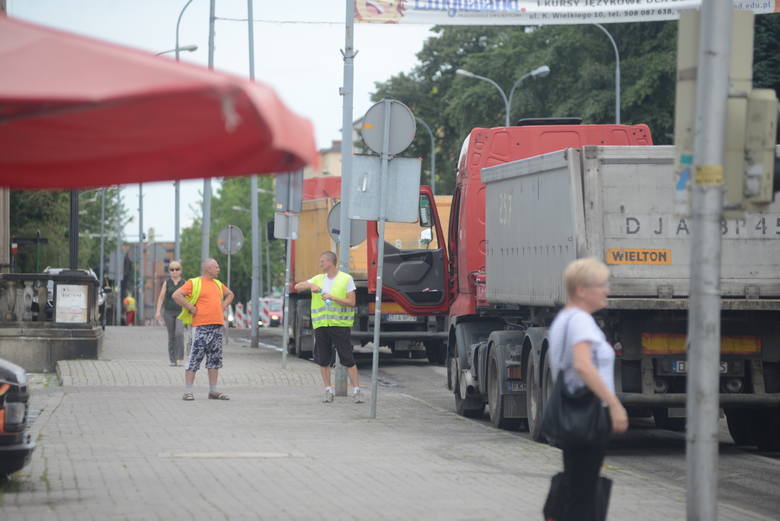 Do 24 lipca w związku z remontem ul. Bohaterów Westerplatte w Zielonej Górze ruch będzie się odbywał dwukierunkowo, ale tylko po jednym pasie. Po tym czasie rozpocznie się drugi etap modernizacji i wprowadzony zostanie ruch jednokierunkowy.