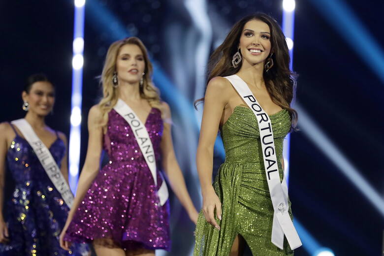 Na drugim planie Angelika Jurkowianiec podczas konkursu Miss Universe 2023