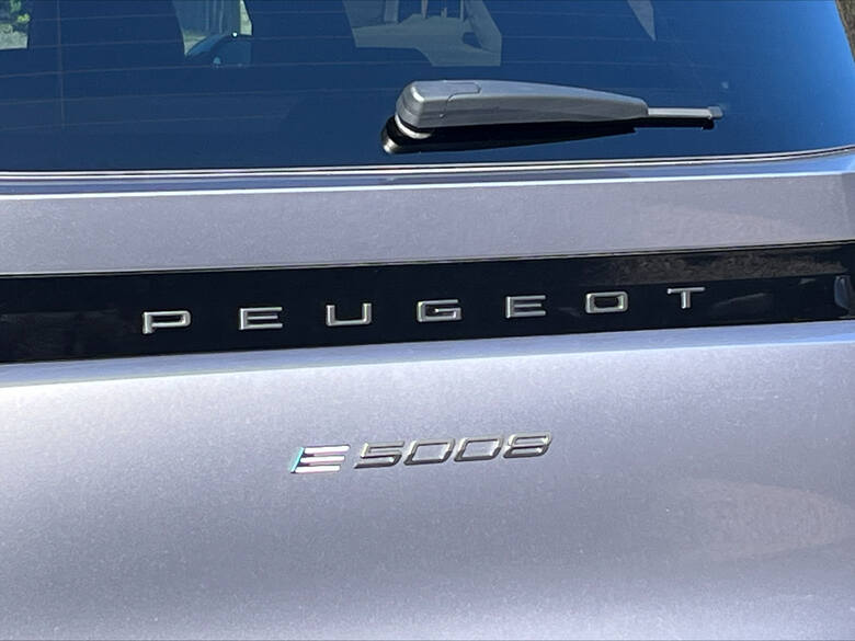 Nowy Peugeot E-5008 wyznacza nowe standardy, stając się jedynym w pełni elektrycznym SUV-em oferującym wyjątkową i komfortową przestrzeń dla 7 pasażerów