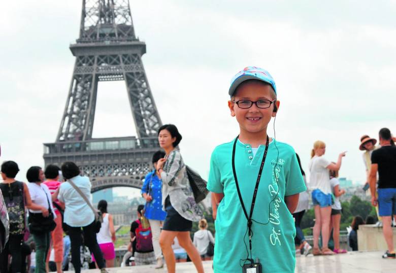 Mały Mister Ziemi Świętokrzyskiej 2014, Kacper Rajca przed wieżą Eiffla w Paryżu, która zrobiła na nim duże wrażenie.