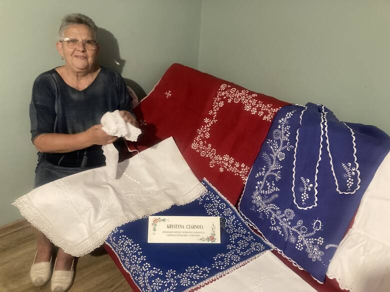 Będąc w domu pani Krystyny poprosiłam, żeby pokazała kilka swoich prac, a ona dosłownie w kilka minut przygotowała domową wystawę haftu kujawskiego.