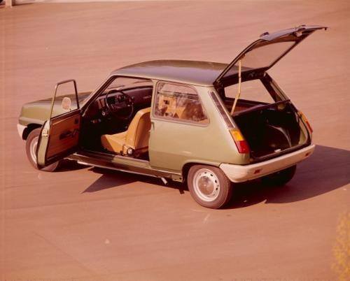 Fot. Renault: Nadwozie hatchback przyjęło się – Renault w 1971 r. rozpoczął produkcję przebojowego R5.