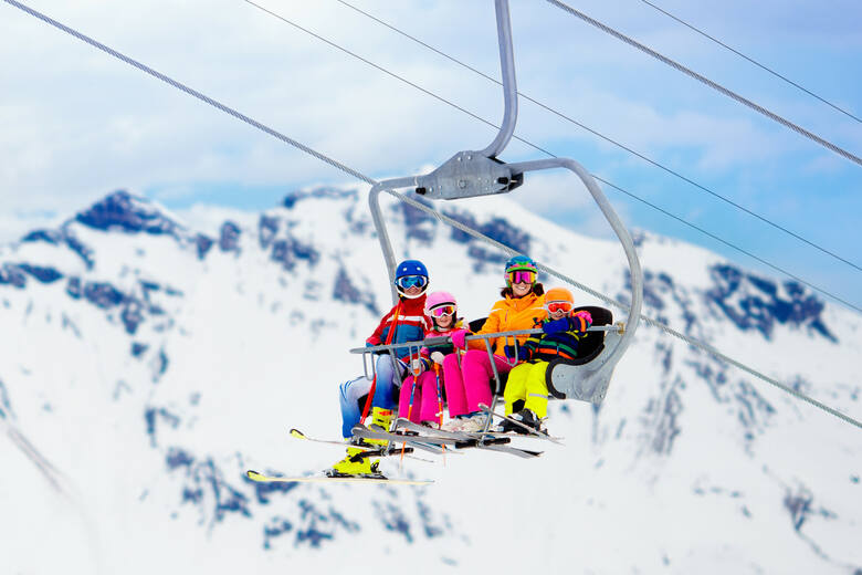 Rodzina w wyciągu narciarskim
