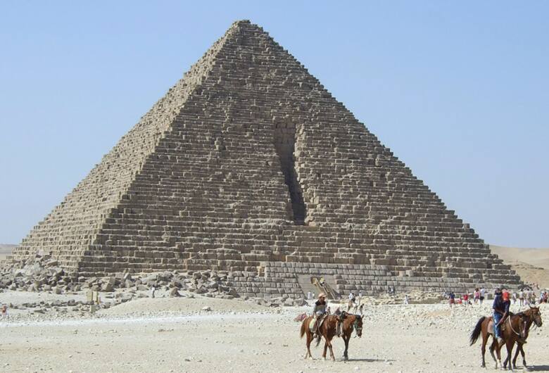 Piramida w Gizie nie będzie rekonstruowana. Był pomysł, by obłożyć ją granitowymi blokami.