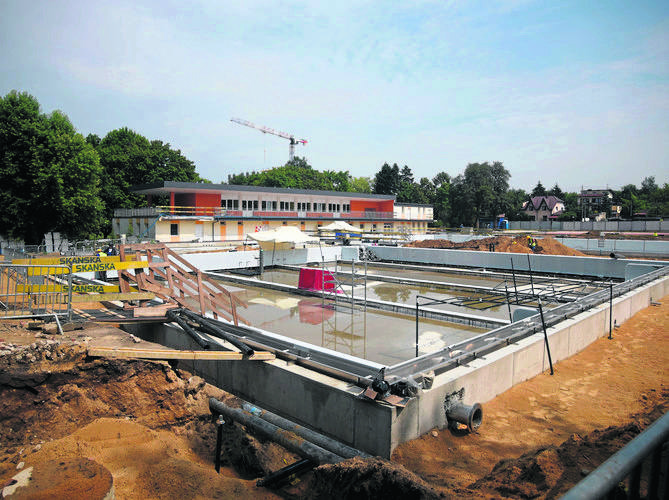 Niecka olimpijskiego basenu jest już niemal gotowa, trwa budowa dwóch pozostałych, mniejszych basenów.