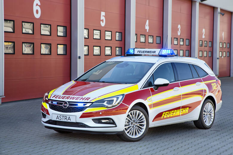 Nowy Opel Astra Sports Tourer jest gotowy do działania jako przyszłe mobilne centrum dowodzenia dla służb ratunkowych. Opel już w fabryce wyposażył nowe